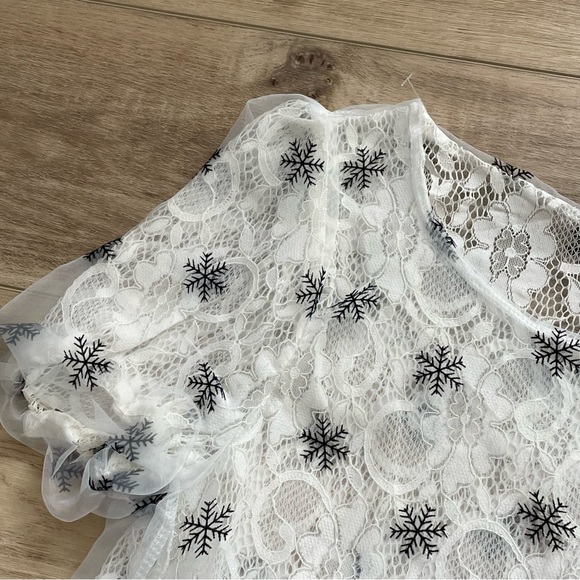 Snowflake and lace blouse - Picture 9 of 12